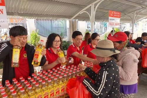 Quỹ Tín dụng Nhân dân Liên Nghĩa trao 500 phần quà Tết
