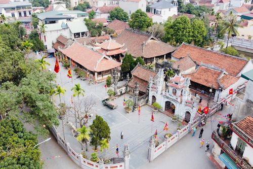 Khách quốc tế thích thú trải nghiệm du lịch làng cổ Hùng Lô
