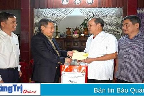 Quyền Chủ tịch UBND tỉnh Hà Sỹ Đồng thăm, chúc Tết các gia đình chính sách tại huyện Cam Lộ