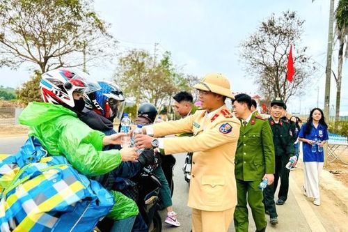 Điểm dừng nghỉ tiếp sức cho nhân dân lao động về quê đón Tết