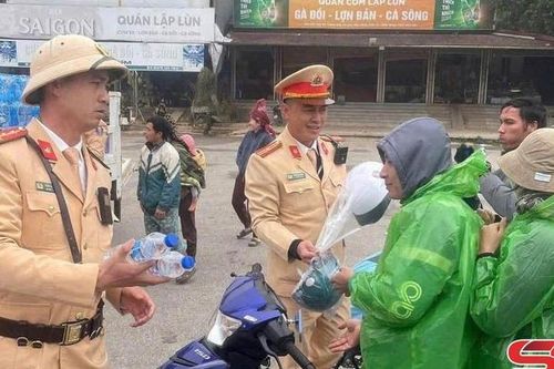 Công an tỉnh Sơn La hỗ trợ bà con về quê đón Tết