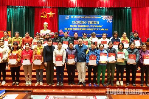 Na Hang tặng 90 suất quà cho hội viên phụ nữ khó khăn