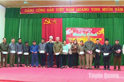 Na Hang trao 40 phần quà cho người nghèo tại xã Đà Vị