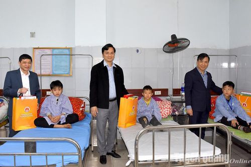 Lãnh đạo sở, ngành và địa phương thăm hỏi, động viên và tặng quà học sinh Trường Tiểu học Phú Lâm