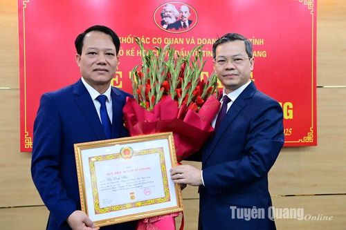 Chủ tịch UBND tỉnh Nguyễn Văn Sơn trao tặng Huy hiệu 30 năm tuổi Đảng cho đồng chí Vân Đình Thảo