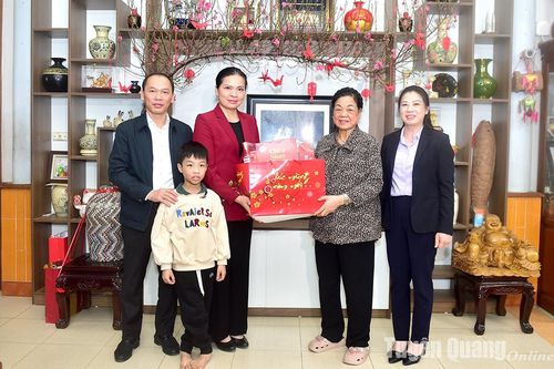 Đồng chí Bí thư Tỉnh ủy Hà Thị Nga thăm, chúc Tết các đồng chí nguyên lãnh đạo tỉnh