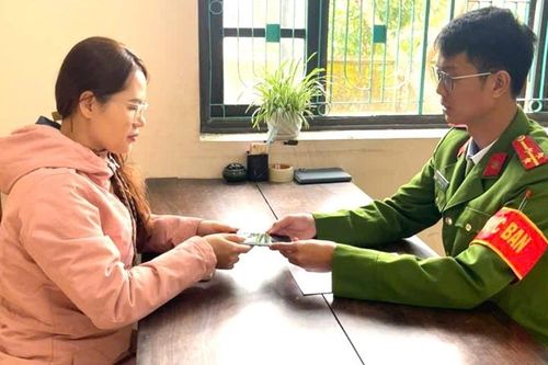 Nhặt được điện thoại đánh rơi, nhờ Công an trả lại người bị mất