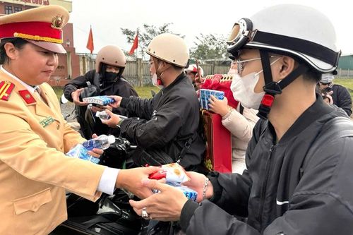Hỗ trợ suất ăn, xăng cho người dân về quê đón Tết