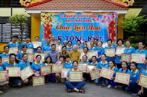 Câu lạc bộ Hành Trình Xanh - chùa Liên Hoa (Q.11) vệ sinh đường phố, thu dọn 25 tấn rác trong năm 2024