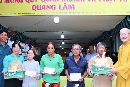 Chùa Thiên Tôn (Q.5) tặng quà Tết đến người có hoàn cảnh khó khăn