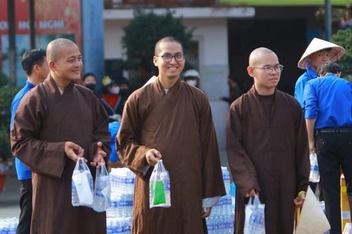Long An: Các tự viện tiếp sức cho người dân Tây Nam Bộ về quê đón Tết Ất Tỵ - 2025