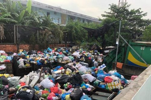 Bị nợ tiền xử lý, nhân viên bãi rác Đa Phước ngưng tiếp nhận xe chở rác thải?