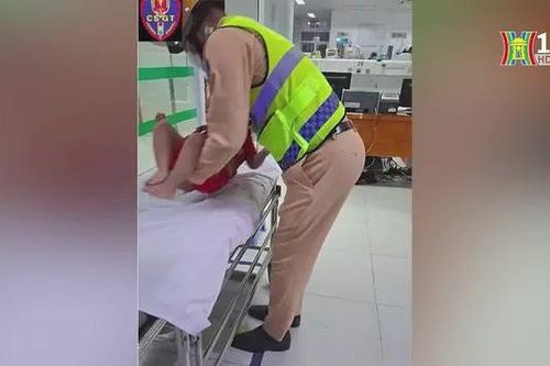 CSGT mở đường đưa cháu bé sốt co giật đến bệnh viện
