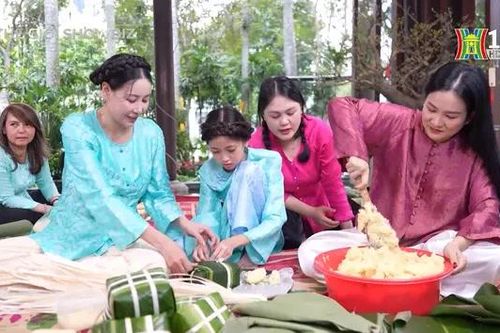 Hoa hậu Hà Kiều Anh gói bánh chưng cùng con