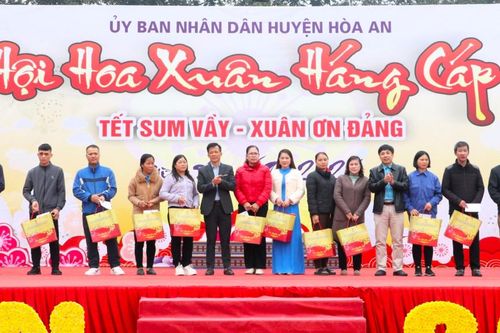 Khai mạc Hội hoa xuân Háng Cáp - 'Tết sum vầy - Xuân ơn Đảng' mừng Xuân Ất Tỵ 2025