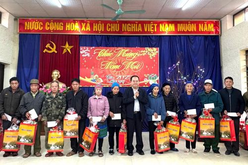 Bí thư Tỉnh ủy Quản Minh Cường tặng quà Tết tại huyện Hà Quảng