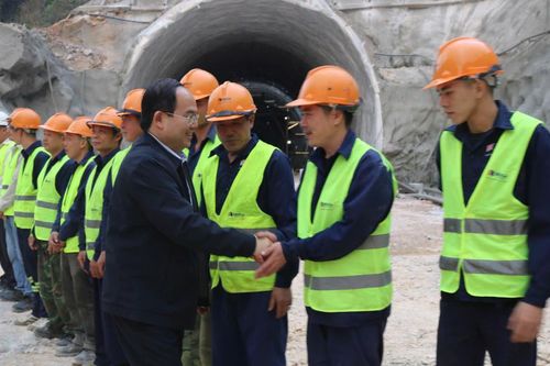 Bí thư Tỉnh ủy Quản Minh Cường thăm, tặng quà các đơn vị thi công xuyên Tết Dự án cao tốc Đồng Đăng - Trà Lĩnh