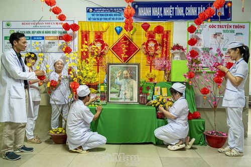 Thiêng liêng bàn thờ Bác ngày Xuân