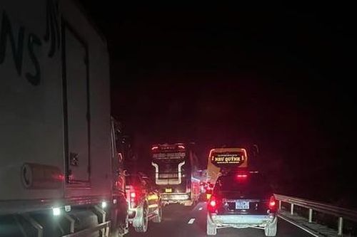 Tai nạn trên cao tốc Vĩnh Hảo – Phan Thiết, kẹt xe kéo dài