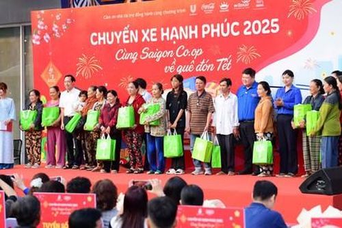 Saigon Co.op khởi hành chuyến xe đưa 900 sinh viên, người nghèo về quê đón Tết