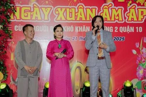 Việt Hương cùng các nghệ sĩ mang 'Ngày xuân ấm áp' đến bà con khó khăn