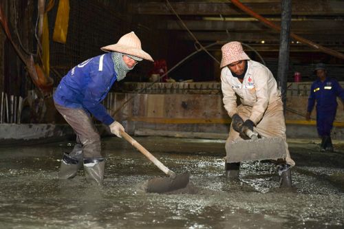 Công nhân thi công xuyên Tết ở dự án trọng điểm của TP.HCM