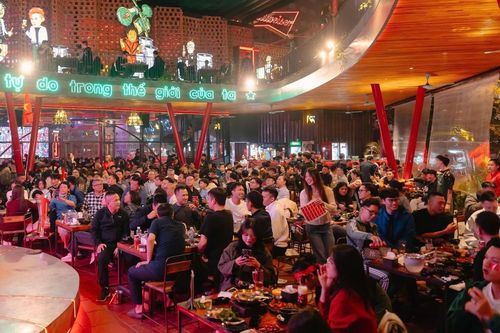 Khách tụ tập ăn tất niên, hàng quán ở Hà Nội 'hốt bạc'