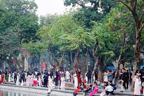 Giới trẻ chen chân check-in ở hồ Hoàn Kiếm