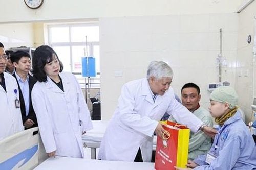 Chủ tịch Ủy ban Trung ương MTTQ Việt Nam thăm, tặng quà bệnh nhân điều trị tại Bệnh viện K