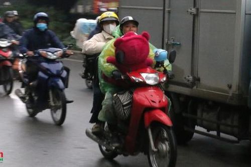 Người dân 'tay xách, nách mang' rời Thủ đô về quê ăn Tết