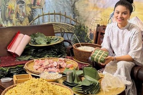 Vũ Thu Phương gói gần 100 chiếc bánh chưng