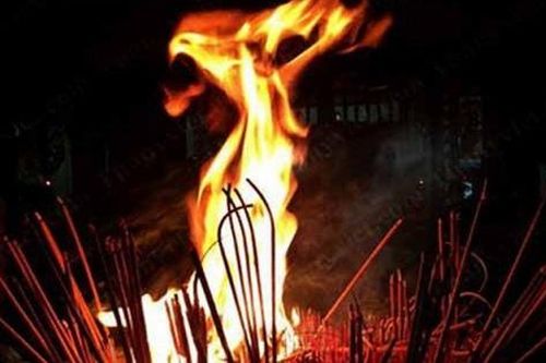 Bát hương bốc cháy trước Tết nguyên đán là phúc hay họa?