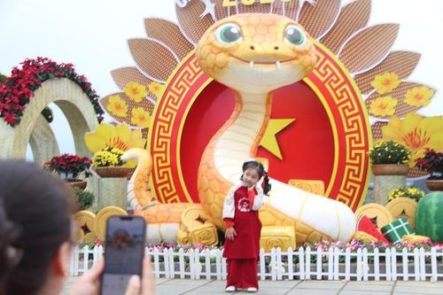 Cận cảnh linh vật rắn lần đầu tiên xuất hiện ở Bắc Kạn