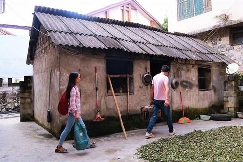 Biết vợ sắp cưới nhà nghèo, anh chàng không chê vẫn theo về chúc Tết, ngày tới nhà lại nói: Không cưới nữa