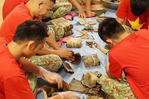 Bác sĩ gói bánh chưng chuẩn bị đón Tết cổ truyền ở Nam Sudan