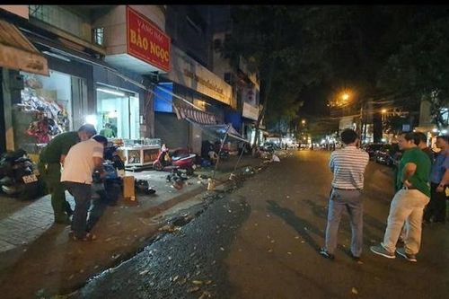 Người đàn ông cầm dao vào tiệm vàng rồi rơi từ tầng 3 tử vong