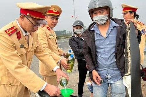 Người và xe vượt đèo Hải Vân về nhà đón Tết