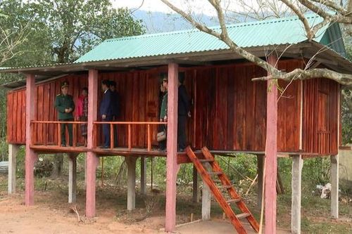 Đồng bào vùng biên Quảng Bình vui Tết trong căn nhà mới do Bộ đội Biên phòng xây dựng