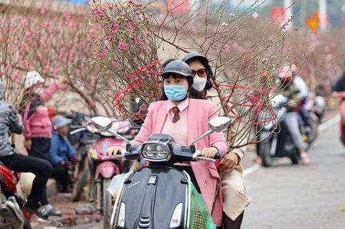 Người dân Thủ đô hối hả 'chở Xuân' về nhà