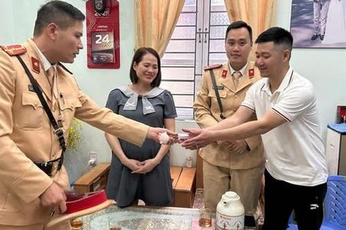 CSGT dùng xe đặc chủng đưa thai phụ đi cấp cứu lúc rạng sáng