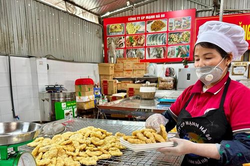 Khám phá quy trình làm đặc sản chả mực Hạ Long ngày cận Tết