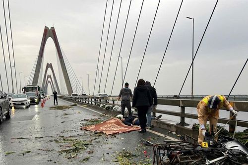 Người đàn ông chở hoa đi bán, bị tai nạn tử vong trên cầu Nhật Tân