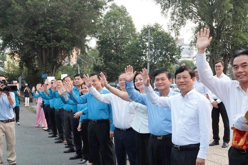 Người lao động ấm áp đường về quê đón Tết