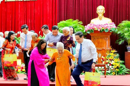 Chủ tịch Quốc hội Trần Thanh Mẫn tặng quà Tết tại Cần Thơ