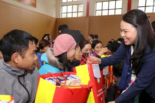 Phó Chủ tịch - Tổng Thư ký Nguyễn Thị Thu Hà thăm, tặng quà Tết tại TP Hoa Lư
