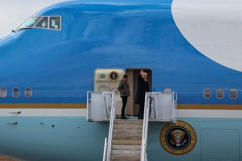 Toàn cảnh ông Trump thực hiện chuyến đi đầu tiên trong nhiệm kỳ
