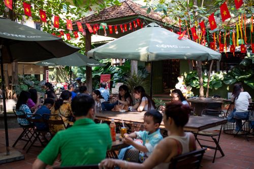 Người nước ngoài 'cắm rễ' trong quán cà phê ở Thảo Điền dịp Tết