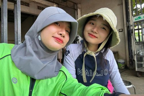 Hai cô gái đi bộ 70 km từ TP.HCM về quê ăn Tết gây tranh cãi