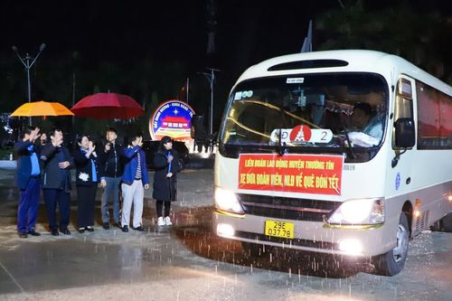 Ấm áp những chuyến xe đưa công nhân từ huyện Thường Tín về quê đón Tết