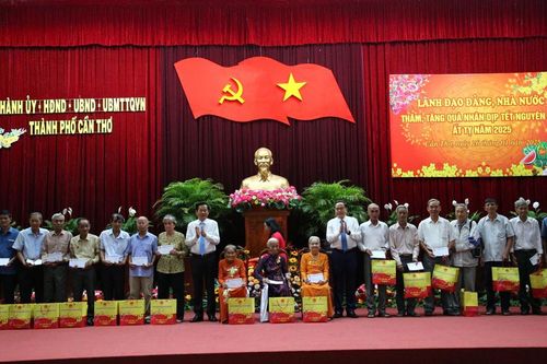 Chủ tịch Quốc hội thăm, tặng quà Tết tại Cần Thơ